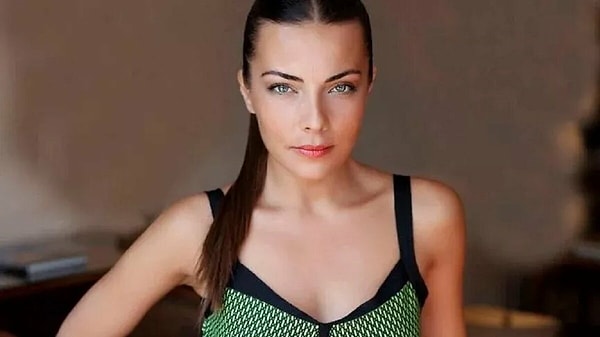 Daha sonra Şahika Tekand'da oyunculuk dersleri almaya başlamış ve ilk işi olan Haziran Gecesi dizisinin Duygu'su olarak ekranlara çıkmıştı.