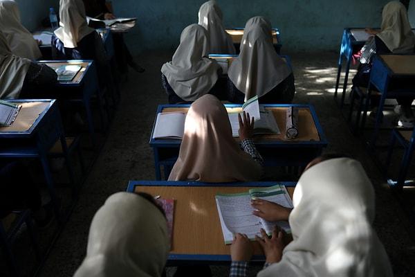 Taliban yetkilileri, Gazni vilayetindeki okullar ve kısa dönem kursların müdürlerine '10 yaşından büyük hiçbir kız çocuğun ilkokullarda okumasına izin verilmediğine' yönelik bir talimat yolladı.