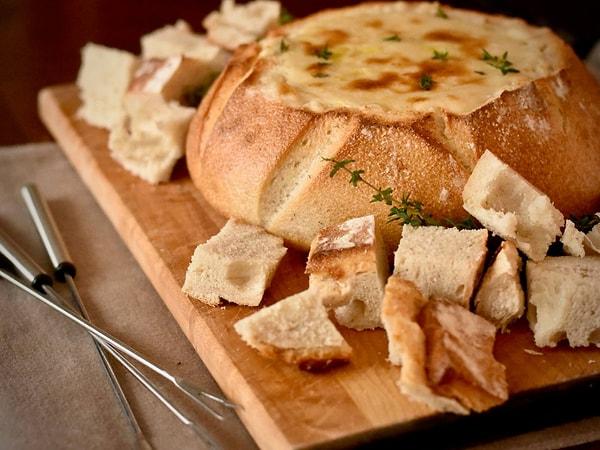 10. Son olarak, İsviçre'nin milli yemeği olan fondü ekmeği neye batırarak yenir?