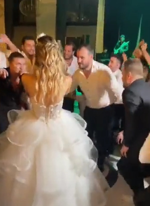 Paylaşılan ve gündem olan yeni bir görüntüde, eğlencenin dozunun kaçıran damadın arkadaşları hep birlikte zıplarken gelini yere düşürdüler.
