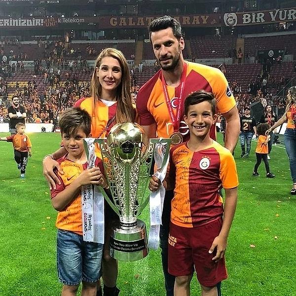 Galatasaraylı eski milli futbolcu Hakan Balta ve eşi Derya Balta, Hilal'in yakından takip etmeye başladılar. Ona yardım etmek isteyen Balta çifti, her an Hilal'in yanında olmaya çalıştılar.