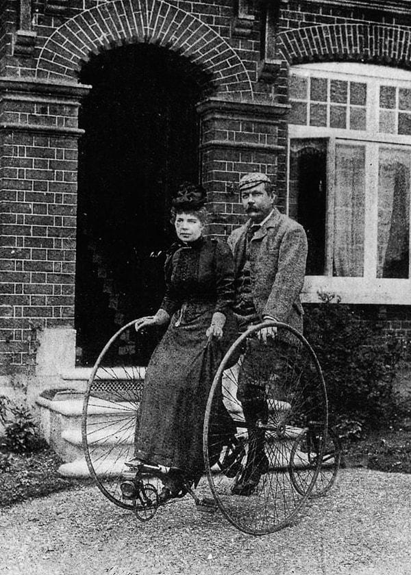 3. Sir Arthur Conan Doyle ve eşi, iki kişilik bir üç tekerlekli bisiklete biniyor, 1895