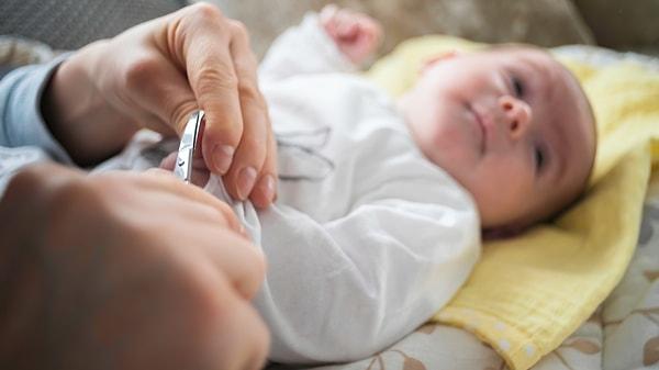 Bebeklerin tırnak kesiminde dikkat edilmesi gerekenler: