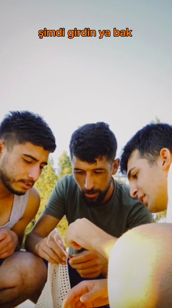 Direk hiç tanımadığı yabancı erkeklere örgü örmeyi gösterirken şaşkınlığı yüzünden okunuyordu.