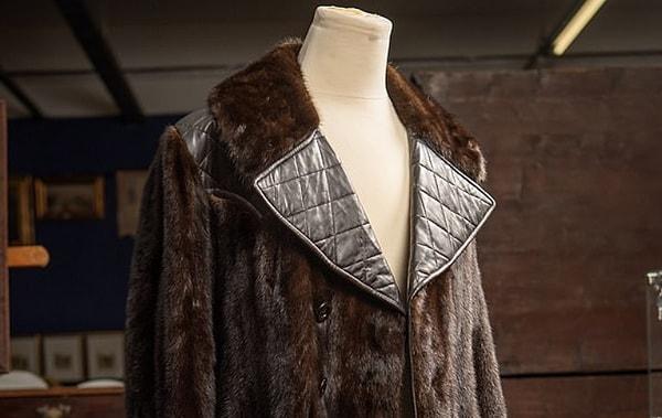 Bahsi geçen palto ABD'li bir koleksiyoncu tarafından 128 bin Sterlin yani yaklaşık 4 milyon 413 bin Türk Lirası karşılığında satın alındı.