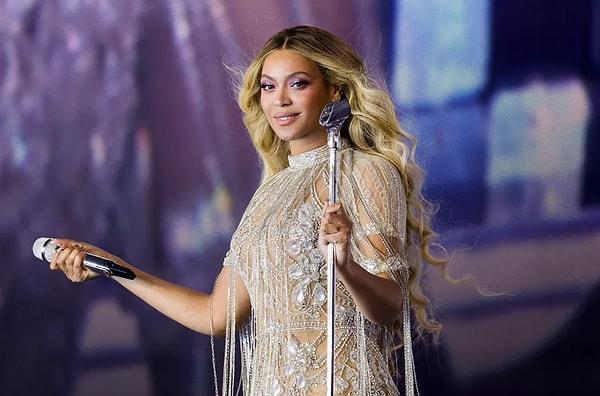 Washington konserinde, sahneye şiddetli sağanak uyarısı nedeniyle iki saat geç çıkan Beyonce, hayranlarını mağdur etmedi.
