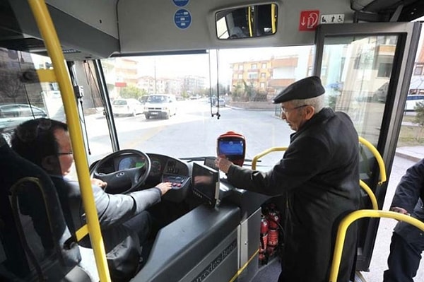 Aksaray Minibüsçüler ve Otobüsçüler Odası Başkanı Veysel Öztürk yaptığı açıklamada, Türkiye Şoförler ve Otobüsçüler Federasyonu ve Türkiye Tüm Özel Halk Otobüsler Derneği’nin de katılımıyla 65 yaş ve üstü yolcuların ücretsiz taşınması uygulaması için 15 Ekim tarihinden itibaren bir düzenleme kararı alındığını söyledi.