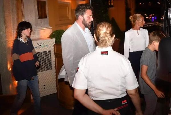 Affleck tatsız bir olay da yaşadı: Restorana gitmek için otelden çıkarken görüntülenen aktörün korumaları ve otel görevlileri görüntü almaya çalışan magazin muhabirlerini engellemeye çalıştı...