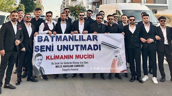 Batman’da bir grup genç, siyah takım elbiseler giyip, güneş gözlükleri takarak klimanın mucidi Amerikalı mühendis Willis Haviland Carrier için anma etkinliği düzenlendi.