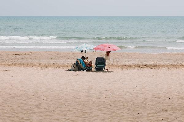 Bu yaz Avrupa'nın önde gelen plajlarından birinde şezlongda yer bulmayı uman kişiler, popüler aile plajlarında iki basit şezlong için 80 Euro’ya varan ücretlerle karşı karşıya.