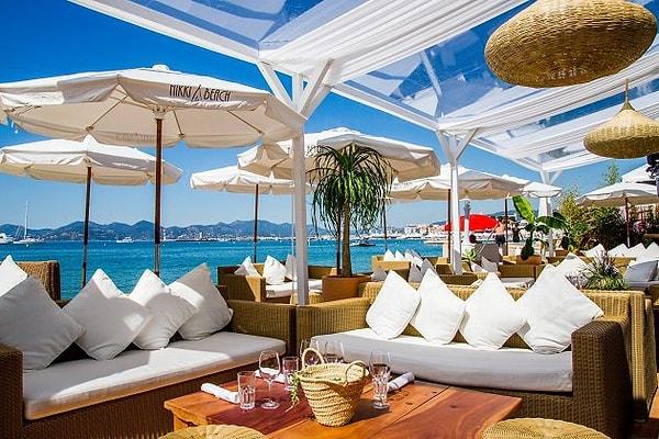 Ya da İtalya’daki Nikki Beach'te şampanya dahil iki ila üç kişilik bir plaj deneyimi için 500 Euro ödemelisiniz.