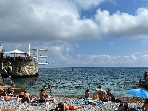 Fransa St Tropez'deki La Reserve A La Plage'da bir şezlong günlük 80 Euro’dan alıcı buluyor.
