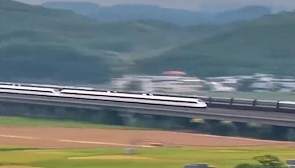 Görüntülerde net bir şekilde görülen hızlı trenin hız farkı görenleri şaşırttı.