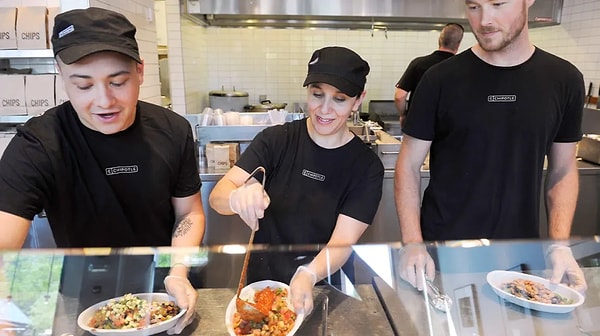 2. "Fast food restoranında müdür olmak. Eğer üniversite okumadıysanız, sizin için en iyi tercihlerden biri olabilir. Düşündüğünüz kadar kötü değil."