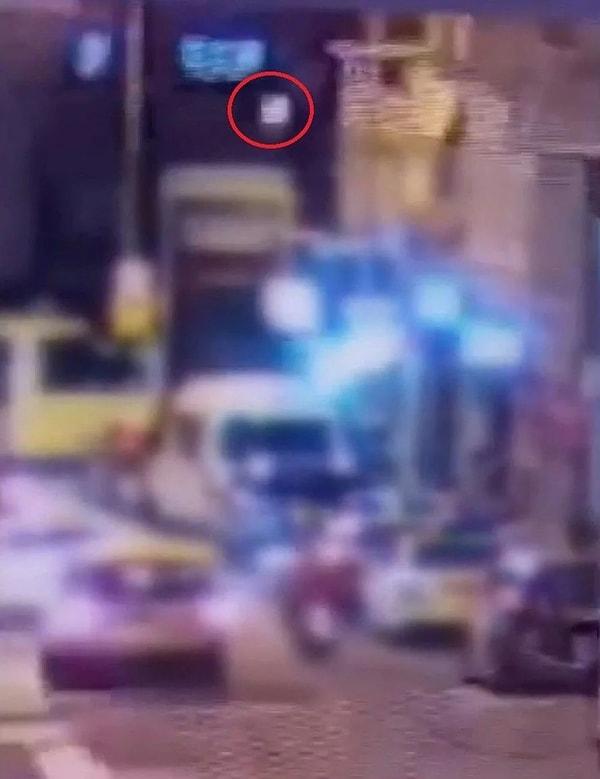 Tarihin en garip tüp kazası, İstanbul'un Bahçelievler ilçesinde yaşandı. 24 yaşındaki Mehmet İşler, arkadaşıyla birlikte evine gitmek için Fatih Caddesi’nde otomobiliyle seyir halindeyken, alev alan tüp bir apartmanın balkonundan aşağı atıldı.