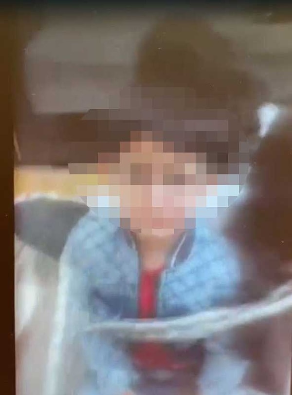 Evin ortasında birbirine bağlı halde oturan çocukları darp eden acımasız baba, bu anları bir de video kaydına aldı. Bu sırada eşine hakaretler yağdıran Cakacık, görüntüleri de akraba ve yakınlarına gönderdi.