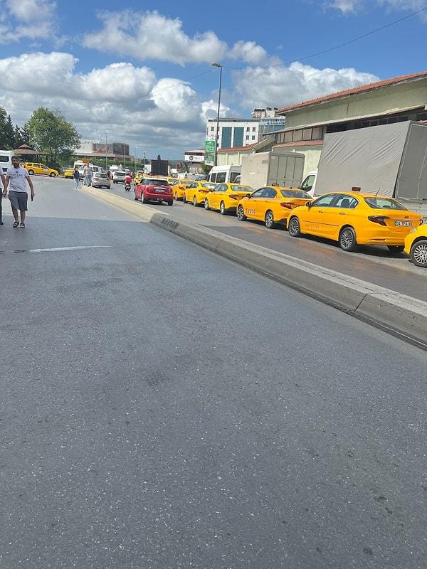 Kararın ardından Taksiciler, Sanayi Mahallesi'nde araçlarını yol kenarına çekerek zamma ilk tepkilerini gösterdi.