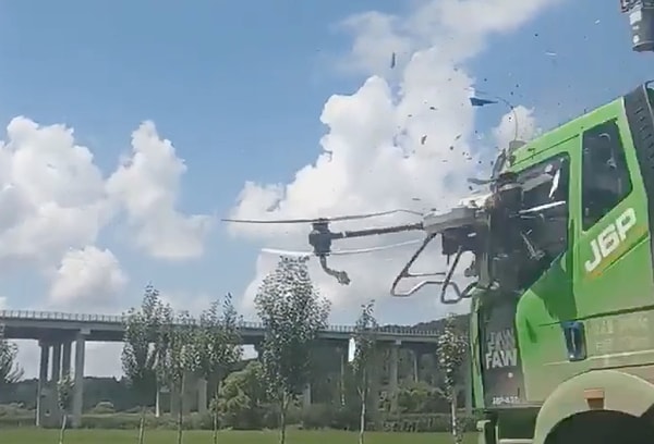 Çarpışmanın sonucunda drone paramparça oldu.