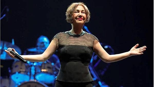 Şarkıcı aynı zamanda söz yazarı olan yakın arkadaşı Nazan Öncel Erkin Koray ile yıllar önce çekilmiş bir karesini sosyal medya hesabından paylaştı.