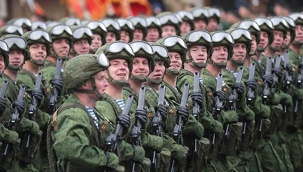 Reklamlarda Kazak internet kullanıcıları Rus ordusuna katılmaya davet ediliyor. Sözleşmeli asker olarak katılmayı kabul edenlere tek seferlik  495 bin ruble (yaklaşık 140 bin TL) ödeme ve aylık 190 bin ruble (yaklaşık 53 bin TL) maaş teklif ediliyor.