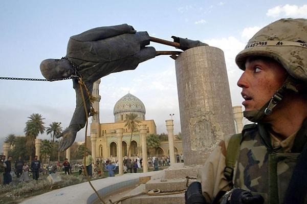 2000'li yıllar geldiğinde, Saddam Hüseyin Irak'ta iktidarını sürdürüyor, kendisinde nükleer silah bulunduğu iddiaları dış basında sıklıkla dile getiriliyordu. 11 Eylül 2001'de ABD'de ikiz kulelere yapılan saldırılar, bölgeyi kısa zaman içinde yeniden savaş alanına çevirecekti.