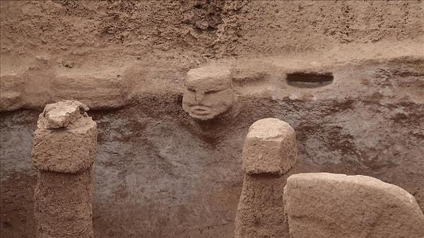 Kazılar başlandığında ise Göbeklitepe'dekilere çok benzeyen neredeyse 250'den fazla dikilitaş ortaya çıktı.