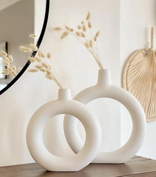 10. Dekorasyon trendleri arasında yer alan seramik vazolar evinizdeki yerini alsın.