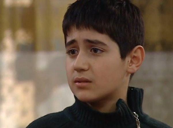En küçük olması dolayısıyla biraz da şamar oğlanına dönen Mustafa Can, o dönemler telefonundan sevgilisi ile çaktırmadan mesajlaşmaya çalışan genç bir çocuktu.