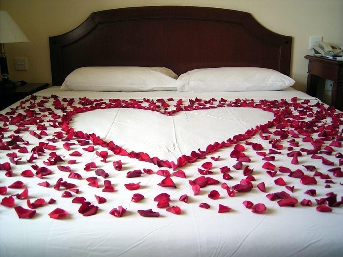Романтичная постель. Лепестки роз на кровати. Романтическое украшение кровати. Украшение кровати лепестками роз.