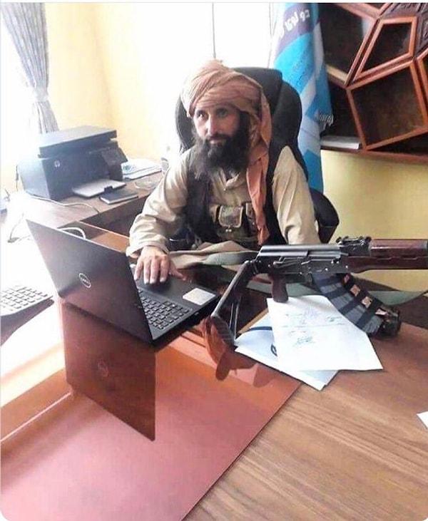 ABD'nin çekilmesiyle Afganistan'da yönetimi ele geçiren Taliban'ın Merkez Bankası'nın başında geçirdiği kişi olarak bu fotoğraf sosyal medyada viral olmuştu.