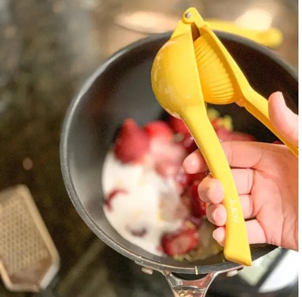 14. Mutfakta işlerinizi hızlandıracak ve kolaylaştıracak bir araç olan limon sıkacağı, pratik tasarımıyla dikkat çekiyor.