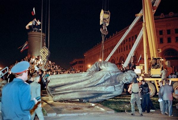 9. Sovyet dönemi anıtı tahrip edildi.