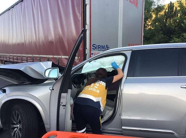 Antalya Karayolu'nda TIR ile çarpışan otomobilin içinde bulunan Tan Taşçı, Ecmel Kayahan ve Mahmut Emre 112 ekiplerinin olay yerine gelmesiyle hastaneye kaldırıldı.