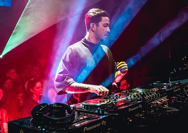 Türk DJ Viral Performansında Ünlü Yabancı Şarkının Sözlerini Sallayınca Milletin Diline Fena Düştü 18 s 893c1d4bc6648f654f1c13a1b6e9fc164ca163e2
