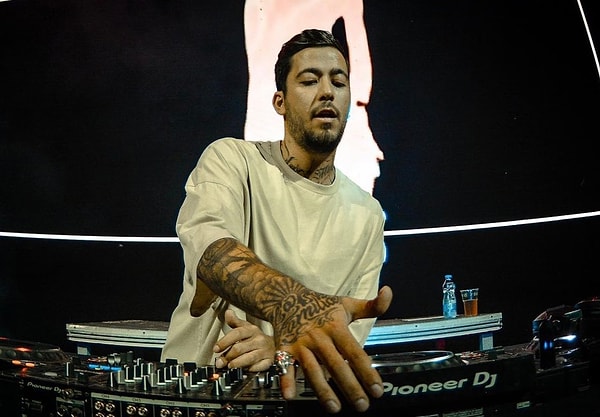 Türk DJ Viral Performansında Ünlü Yabancı Şarkının Sözlerini Sallayınca Milletin Diline Fena Düştü 19 s 169a0a5e94171402462566beff8cdc8c523b99bb