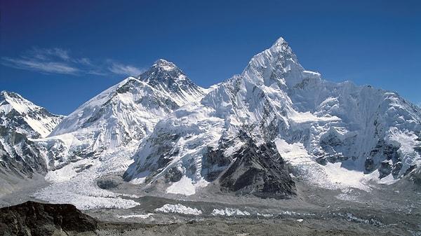 2. Dünya üzerindeki en yüksek dağ zirvesi olan Everest Dağı, hangi iki ülke sınırında yer almaktadır?
