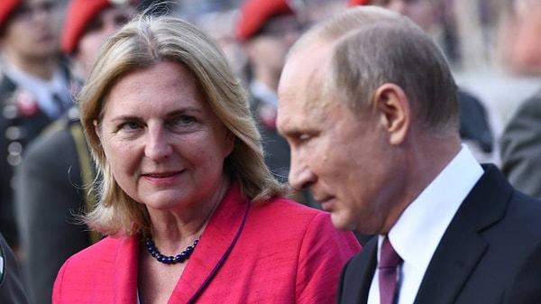 Eski Avusturya Dışişleri Bakanı Karin Kneissl'in ölüm tehditleri aldığı için 2020 yılında ülkesini terk ettiği ve Rusya'da küçük bir köye taşındığı ortaya çıktı.