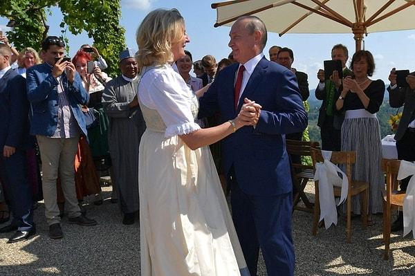 Kneissl'in Putin ile iyi ilişkileri olduğu biliniyor. Kneissl, 2018'deki düğününe Rus lideri de davet etmişti ve düğünde Putin'le dans ederken görüntülenmişti. Ancak çekilen fotoğraf yüzünden ağır eleştiriler almıştı.