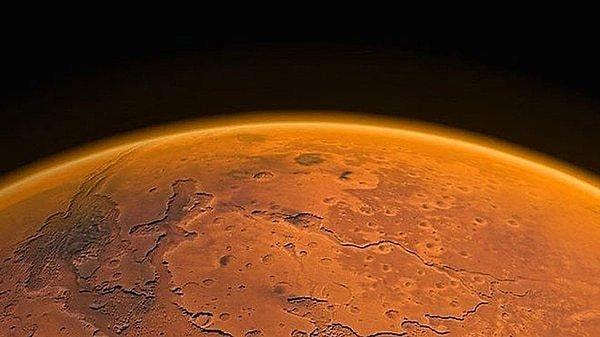 Ekip, InSight'ın ilk 900 Mars günü boyunca toplanan verileri inceledi ve güneş rüzgârı ve Dünya atmosferindeki nem gibi diğer faktörleri düzeltti.