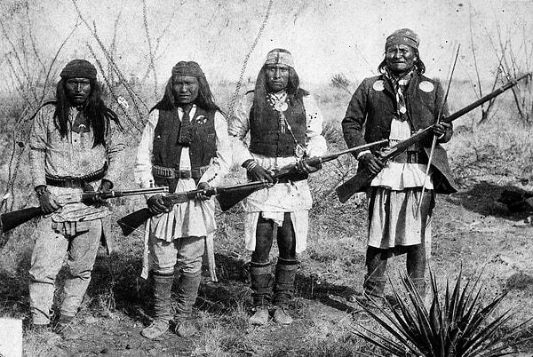 Geronimo'nun beyazlara karşı duyduğu nefret, 1858 yılında eve dönüp eşi, annesi ve 3 çocuğunu İspanyollar tarafından öldürülmüş olarak bulduğunda başlamıştır.