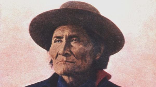 Diğer Apaçi şeflerinin saygı duyduğu Geronimo, 1877 yılında yakalanıp rezervasyon bölgesine yerleştirildiğinde birkaç kez kaçmayı denemiş, dördüncü denemede başarılı olmuştur.