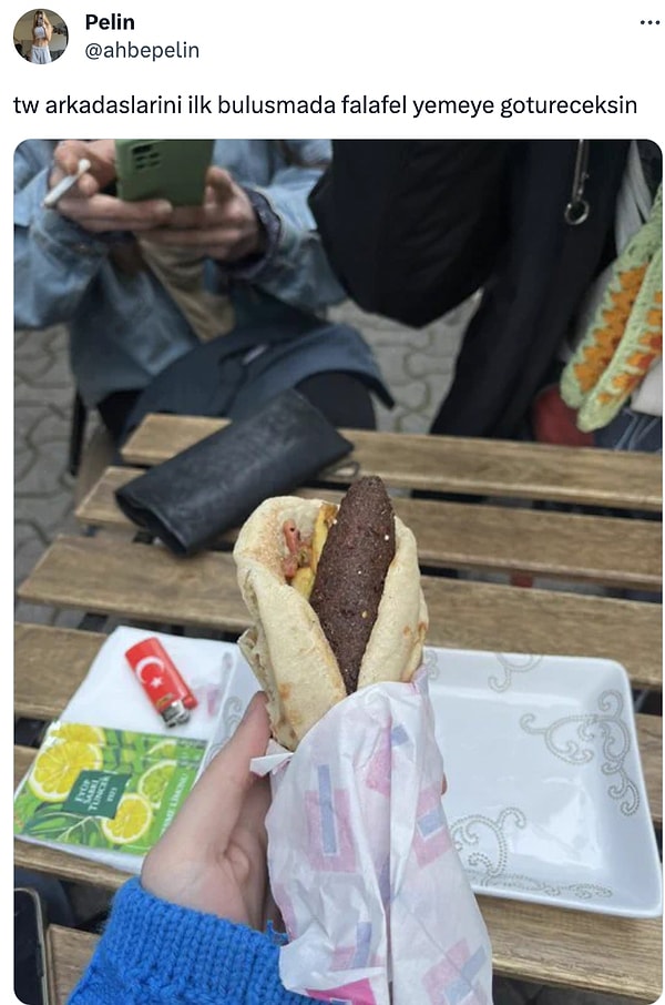 Paylaşım şöyleydi. Fotoğraf açısından mıdır ustanın fantezisi midir bilinmez, falafel hariç her şeye benziyordu bu besin.