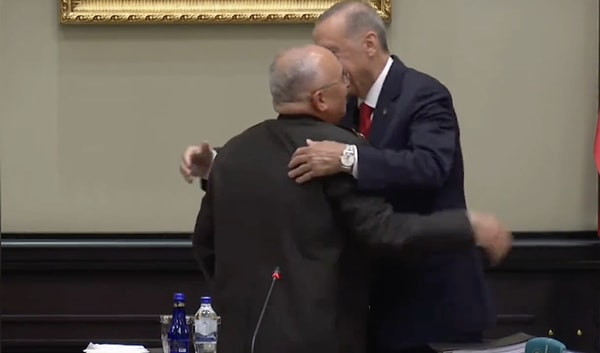 Hediye takdimi sonrası duygulanan Aysever, Cumhurbaşkanı Erdoğan'a sarıldı.