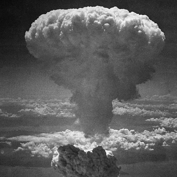 Little Boy, 6 Ağustos 1945'te Hiroşima'ya atıldı ve patladığında büyük bir enerji açığa çıkararak şehri yerle bir etti.
