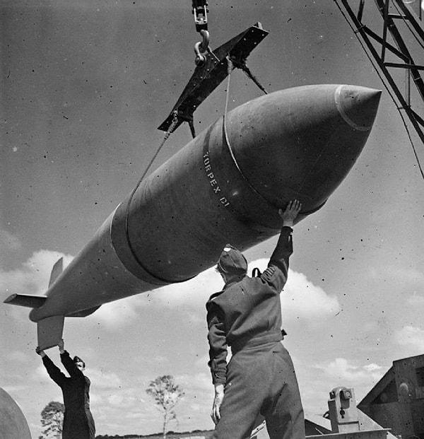 Tallboy bombası, özellikle derin yeraltı tesislerini ve büyük yapıları hedef almak için kullanılmıştır.