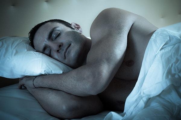 ABD Ulusal Sağlık Enstitüsü tarafından yapılan bir araştırma, çıplak uyumanın vücudu serin tuttuğunu ve metabolizmayı hızlandırdığını keşfetti.