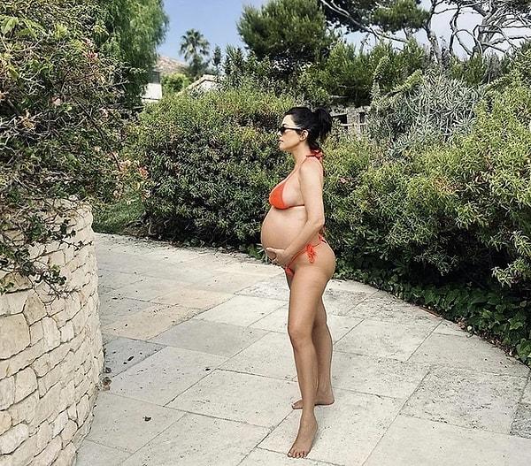 11. Uzun süredir tüp bebek tedavisi gören Kourtney Kardashian, hamile olduğunu Travis Barker'ın konserinde herkese duyurmuştu. Şimdi ise Instagram'da paylaştığı karnı burnunda pozlarıyla sosyal medyayı ikiye böldü.