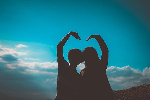 Dr. John Gottman ve Dr. Julie Schwartz Gottman'ın değerli görüşlerine göre eşlerin, özellikle günlük rutinlerinde gerçekleştirdikleri eylemler için birbirlerine minnettarlık ifade etmeleri büyük önem taşır.