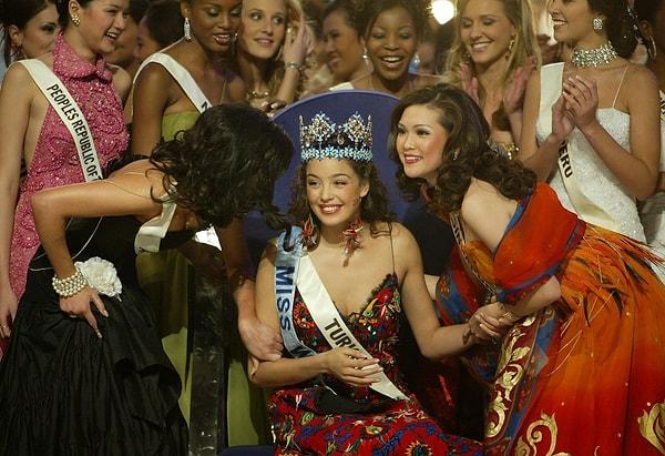 2002 Miss Turkey yarışması da neredeyse bütün ülke tarafından yakından takip edilmişti.