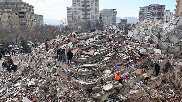 6 Şubat depremlerinden etkilenen bölgede yaşanan sarsıntı, büyük korkuya sebep oldu.
